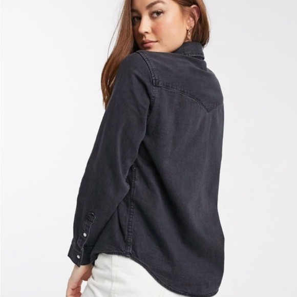 Aritzia: Levi's Black Denim Button Down Shirt - Picture 3 of 8